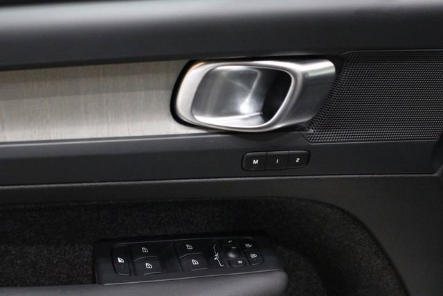 Used 2025 Volvo XC40 B5 Plus image 19