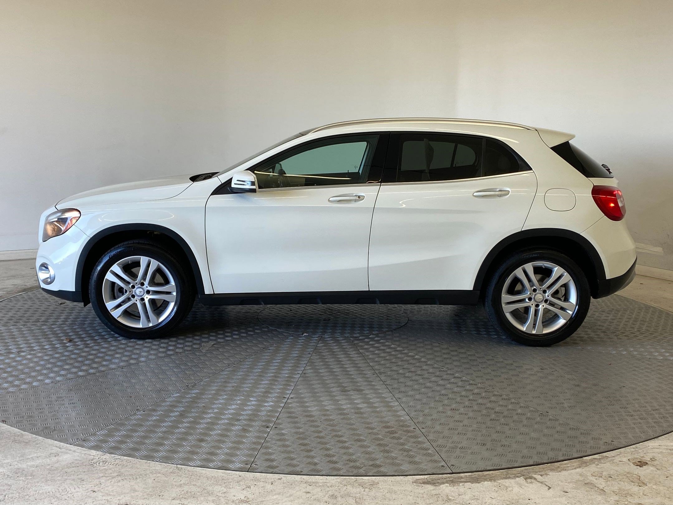 Used 2018 Mercedes-Benz GLA 250 4MATIC image 2