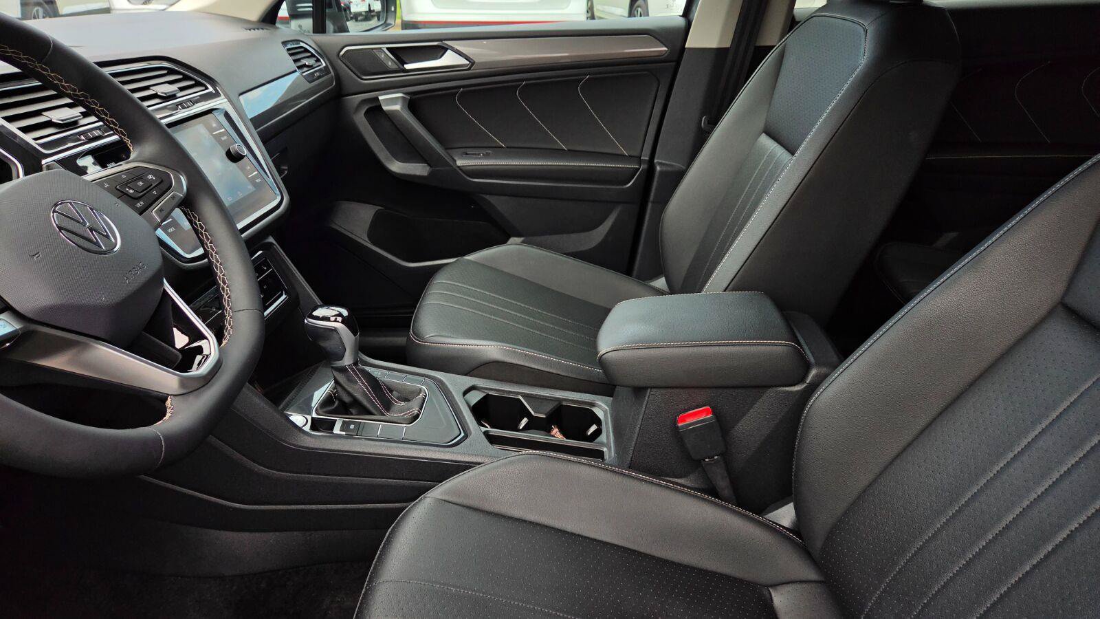 Certified 2023 Volkswagen Tiguan SE FWD image 38