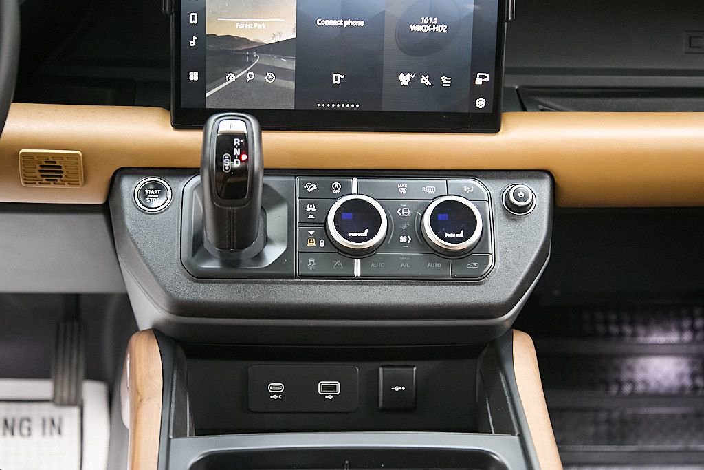 Used 2024 Land Rover Defender 130 X-Dynamic SE image 38