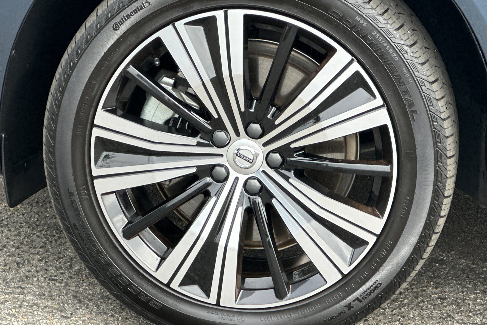 Certified 2023 Volvo XC60 T8 Plus w/ Protection Package Premier AWD/4WD image 33