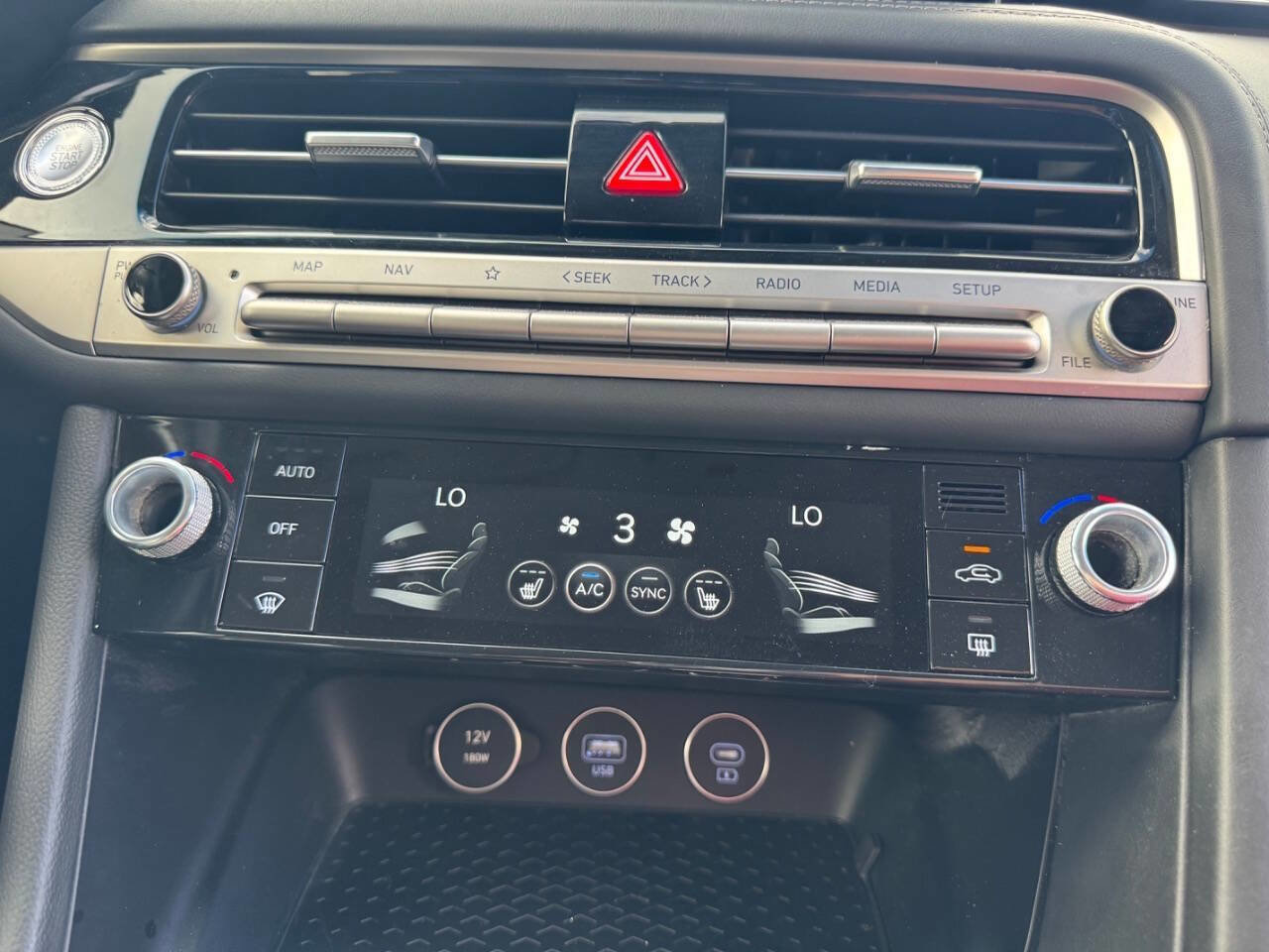 Used 2025 Genesis G70 2.5T image 29