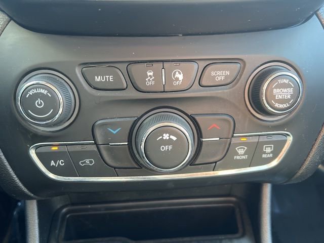 Used 2019 Jeep Cherokee Latitude Plus image 12