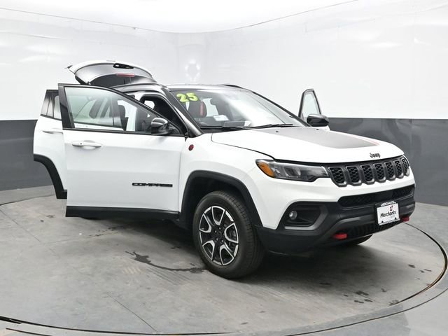 Used 2025 Jeep Compass Trailhawk AWD/4WD image 41