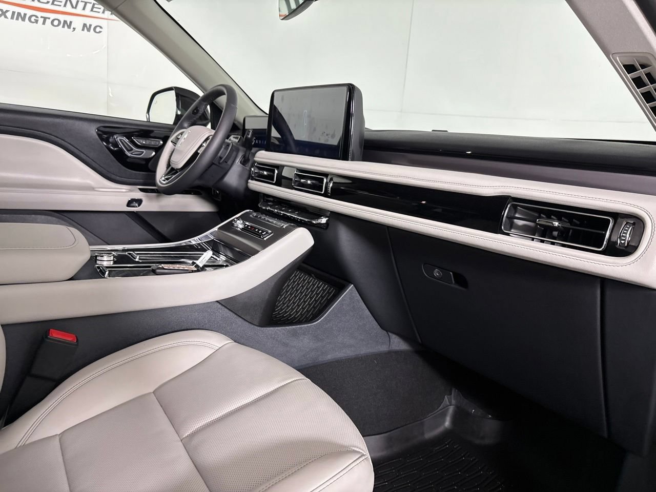 Used 2026 Lincoln Aviator 2WD image 36
