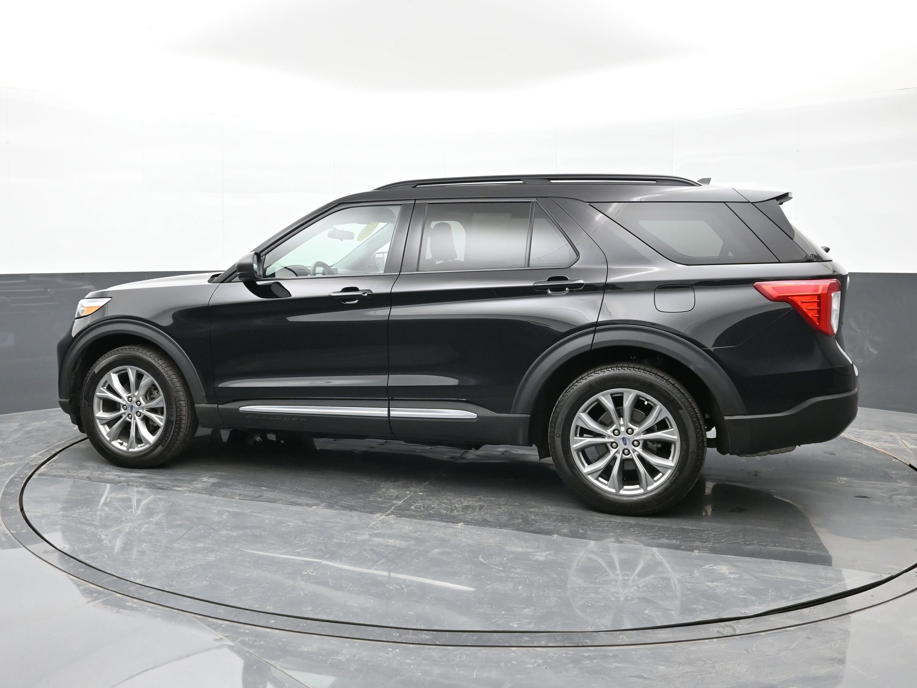 Used 2023 Ford Explorer XLT w/ Equipment Group 202A image 5