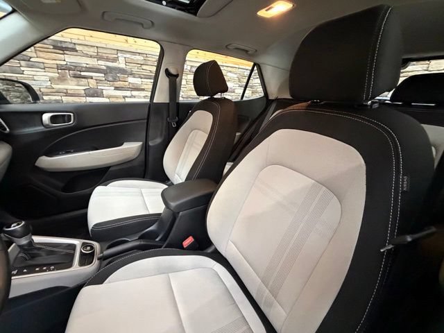 Used 2023 Hyundai Venue SEL FWD image 13