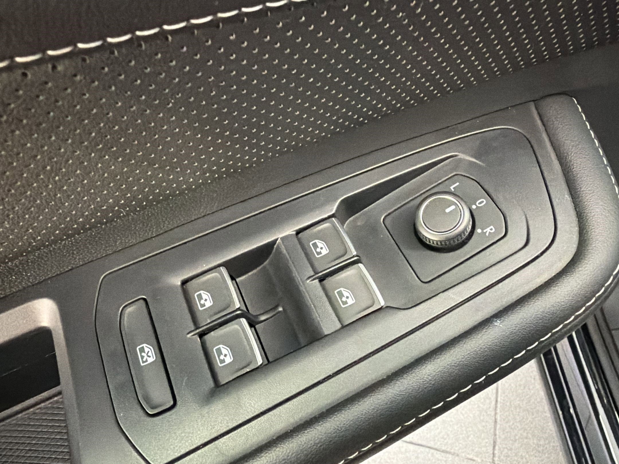 Used 2025 Volkswagen Atlas Cross Sport SE FWD image 13