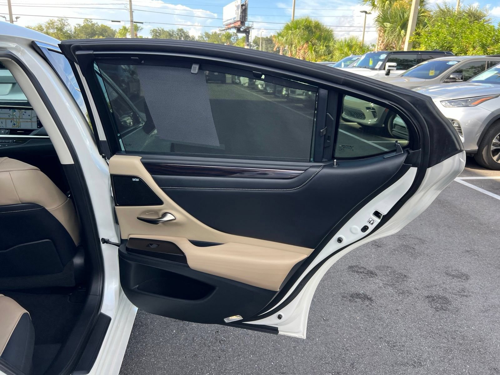 Used 2019 Lexus ES 300h Ultra Luxury w/ Accessory Package 2 FWD image 65