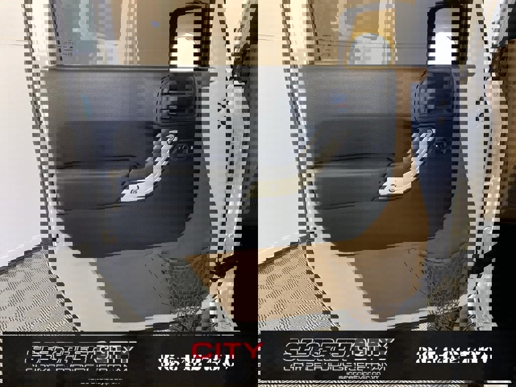 Used 2018 Jeep Wrangler Unlimited Sahara w/ Connectivity Group image 12