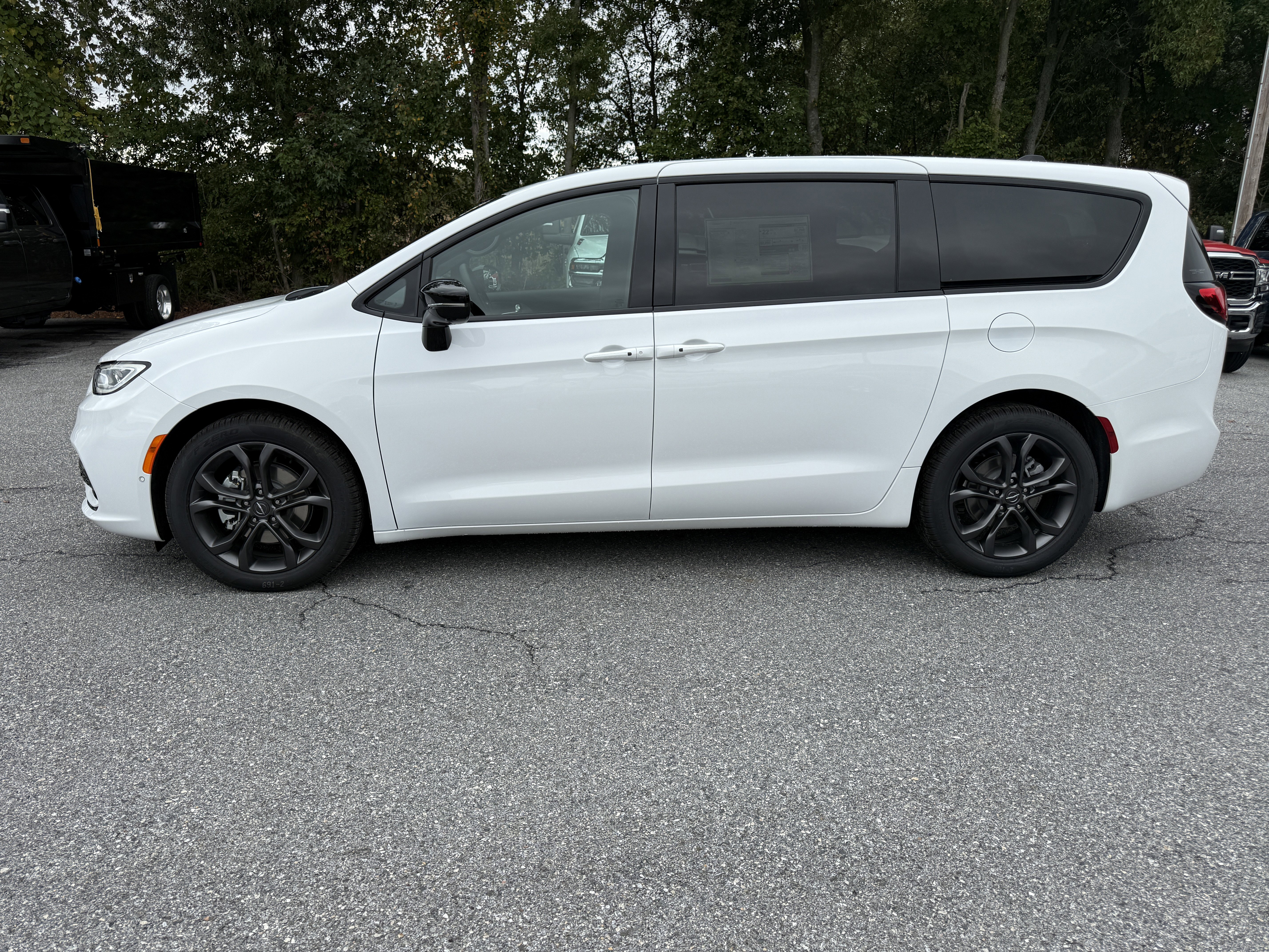 New 2026 Chrysler Pacifica Select image 4