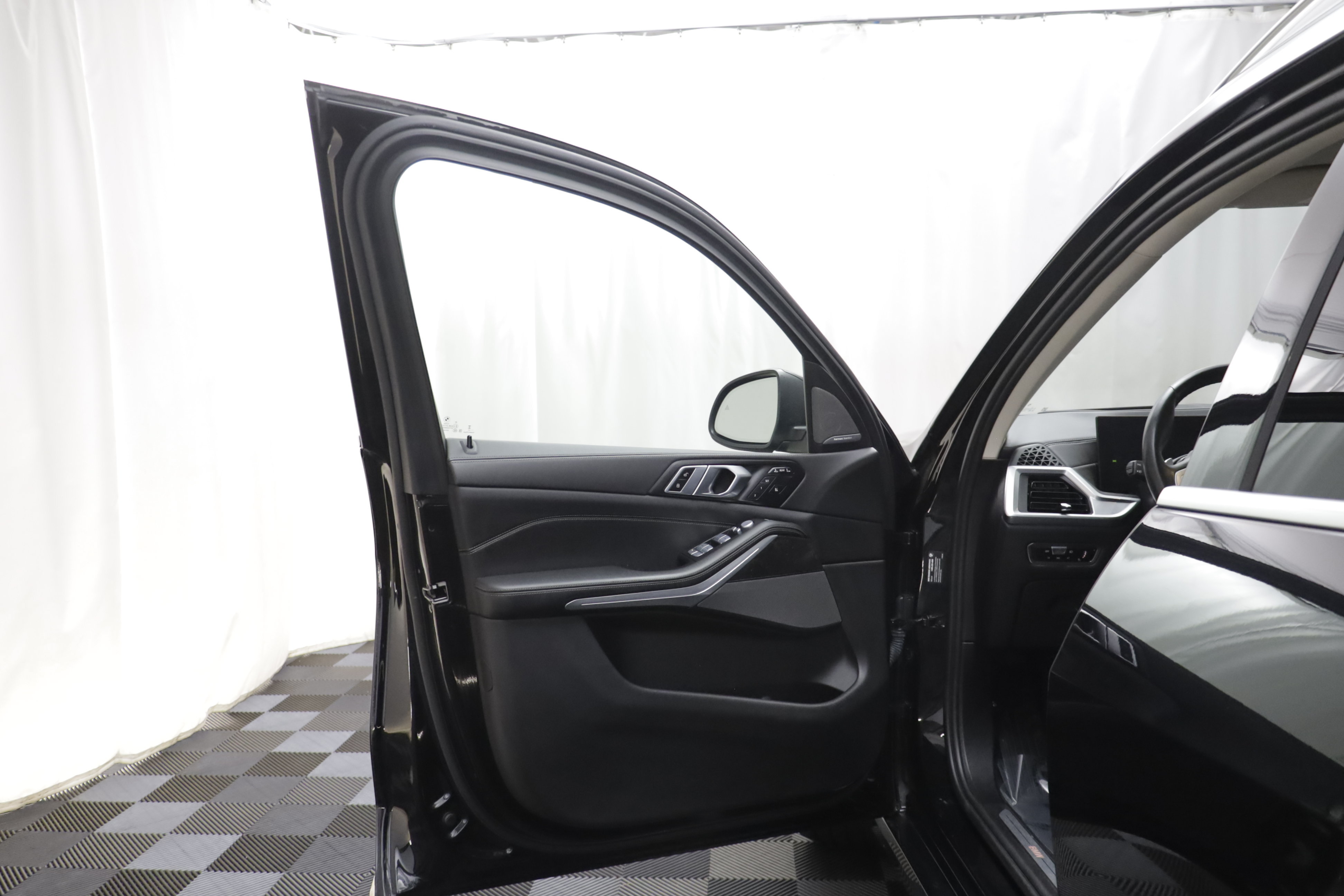Used 2023 BMW X7 xDrive40i w/ Premium Package AWD/4WD image 4