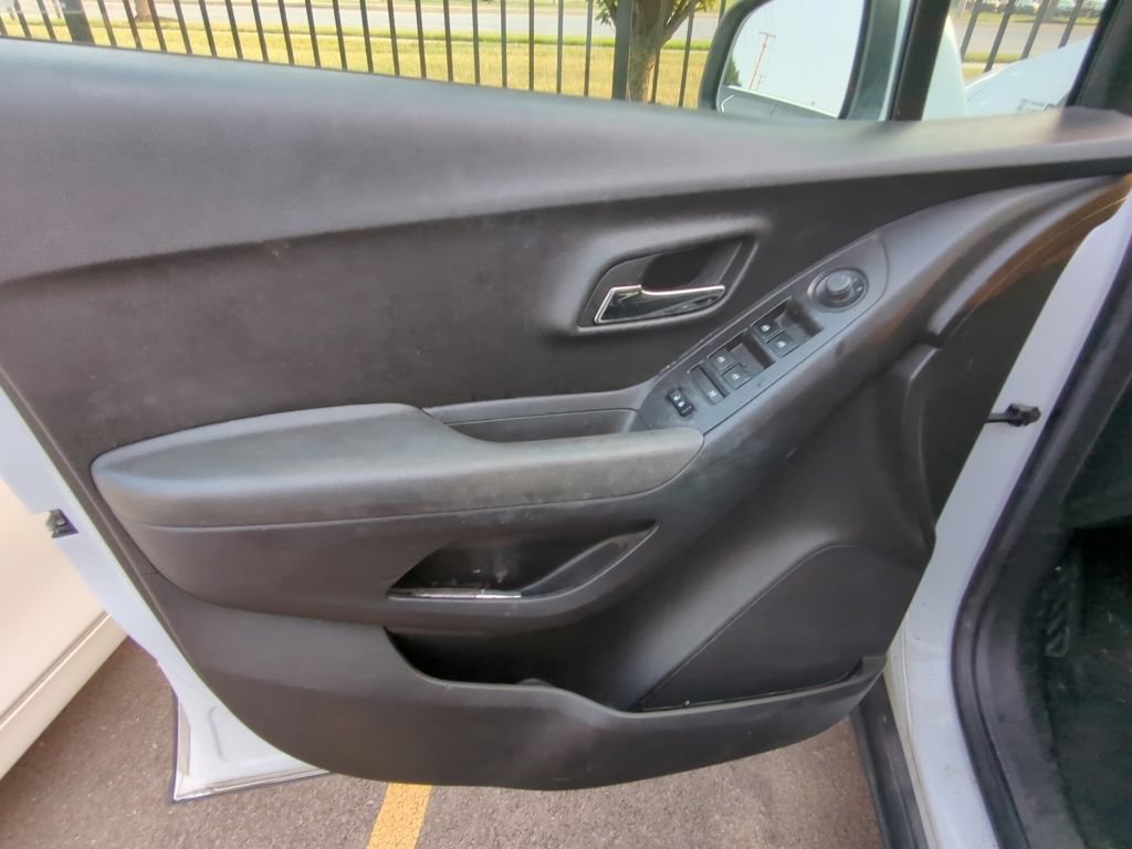 Used 2017 Chevrolet Trax LT w/ LT Convenience Package FWD image 8