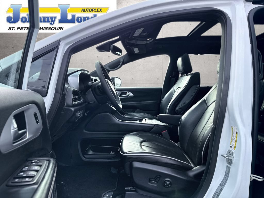 Used 2025 Chrysler Pacifica Limited FWD image 11