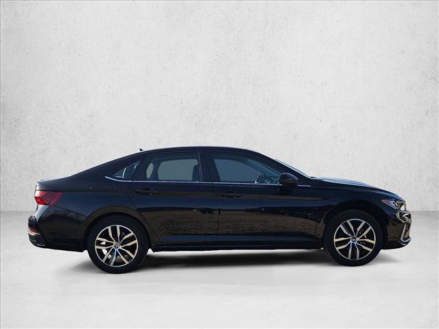 Used 2025 Volkswagen Jetta SE image 3