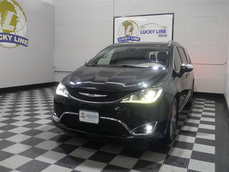 Used 2020 Chrysler Pacifica Limited w/ Tire & Wheel Group FWD image 4