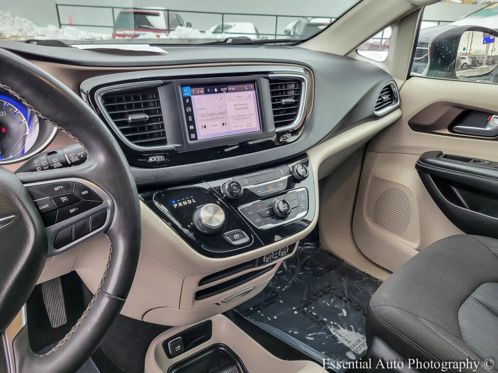 Used 2022 Chrysler Voyager LX image 26