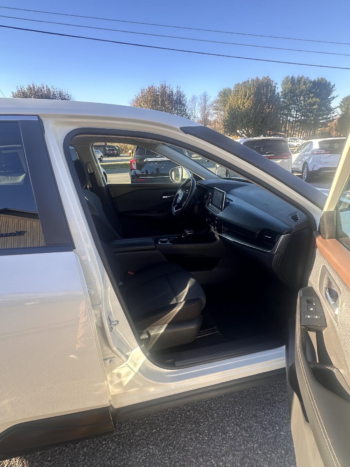 Used 2023 Nissan Rogue SV image 12