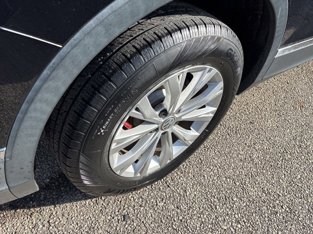 Used 2018 Volkswagen Tiguan SE w/ Panoramic Sunroof Package image 9