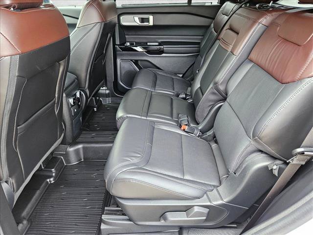 Used 2023 Ford Explorer Platinum w/ Equipment Group 601A AWD/4WD image 18
