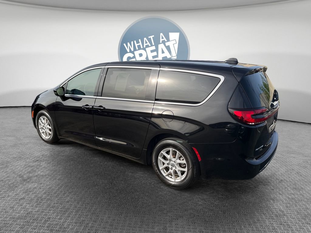 Used 2024 Chrysler Pacifica Touring-L FWD image 6