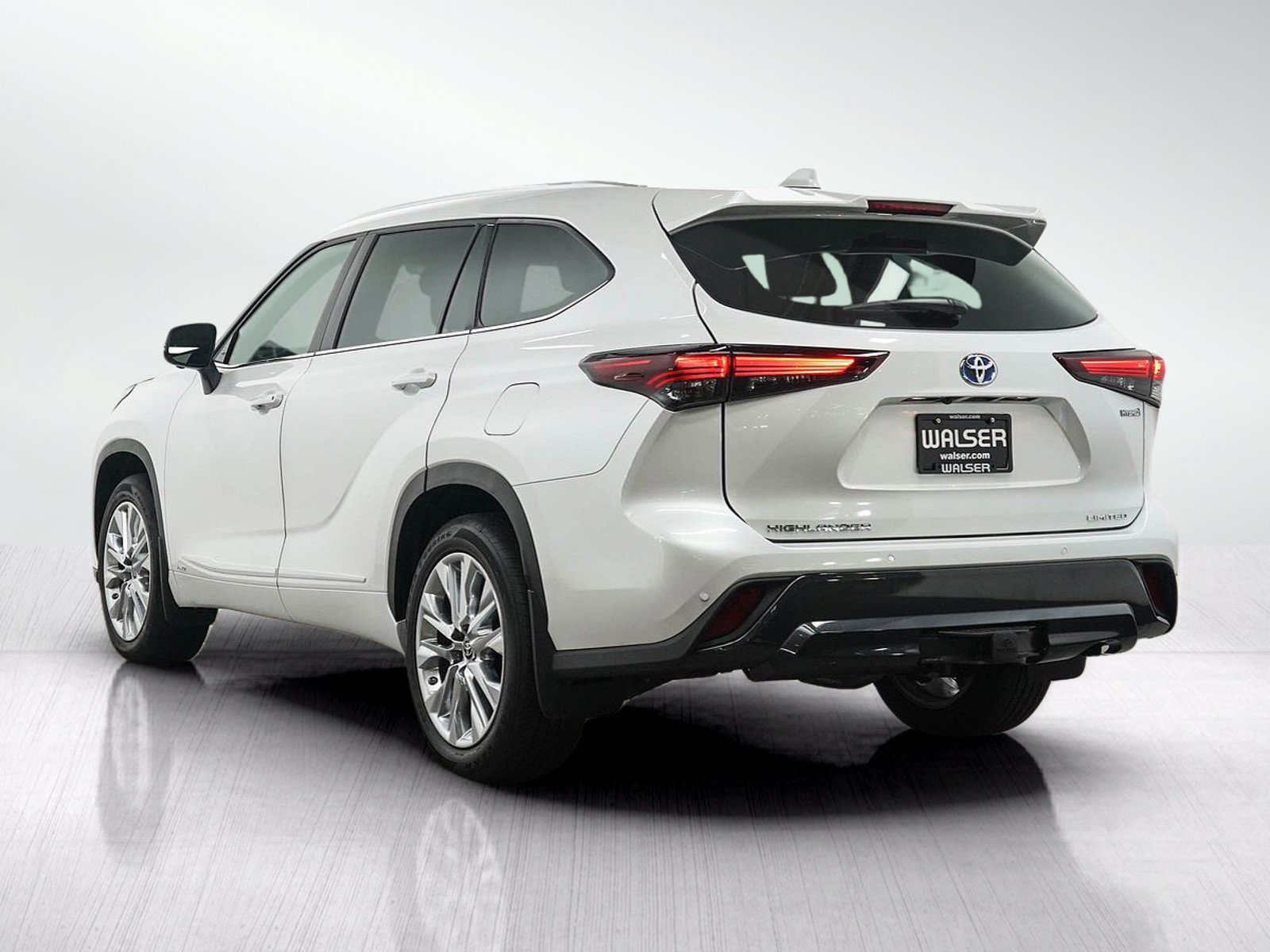 Used 2024 Toyota Highlander Limited AWD/4WD image 3
