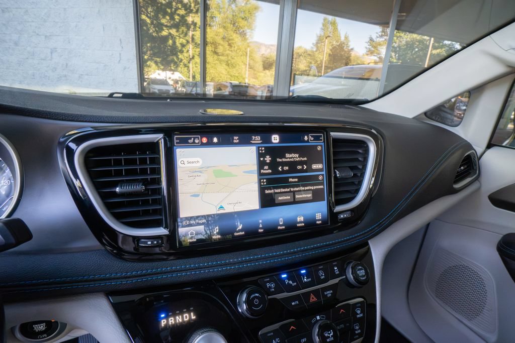 Used 2021 Chrysler Pacifica Touring-L w/ Uconnect Theater Family Group FWD image 12