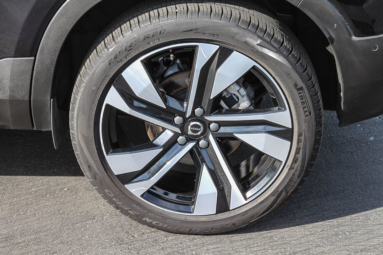 Used 2025 Volvo XC40 B5 Plus AWD/4WD image 11
