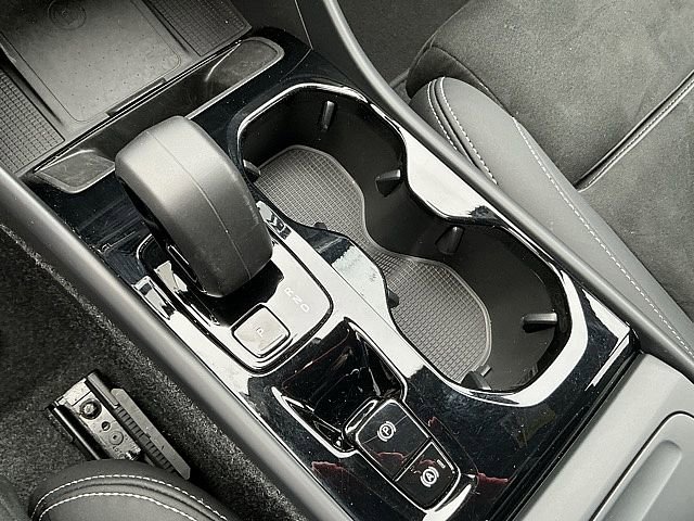 Certified 2025 Volvo XC40 B5 Plus image 24