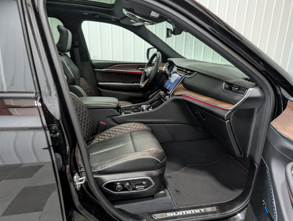Used 2022 Jeep Grand Cherokee Summit AWD/4WD image 29