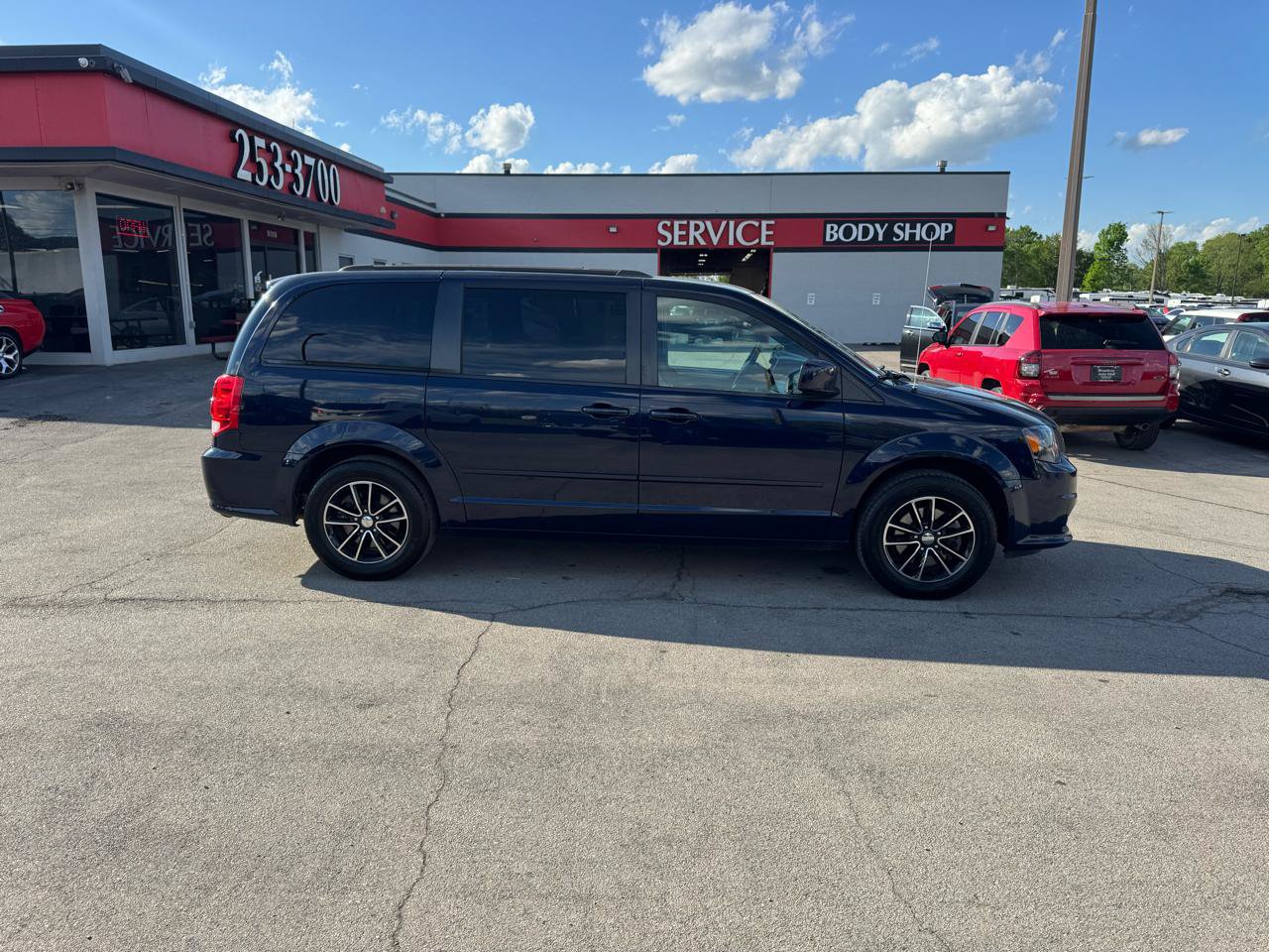 Used 2016 Dodge Grand Caravan R/T FWD image 2
