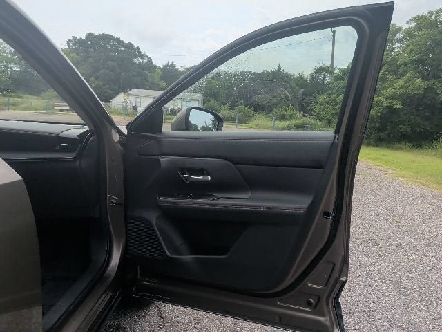 Used 2025 Nissan Kicks SR w/ SR Premium Package FWD image 9