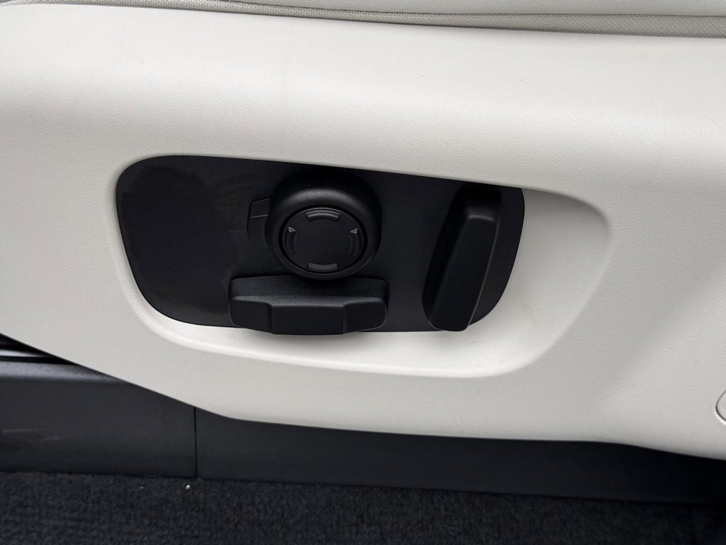 New 2025 Land Rover Discovery S image 12