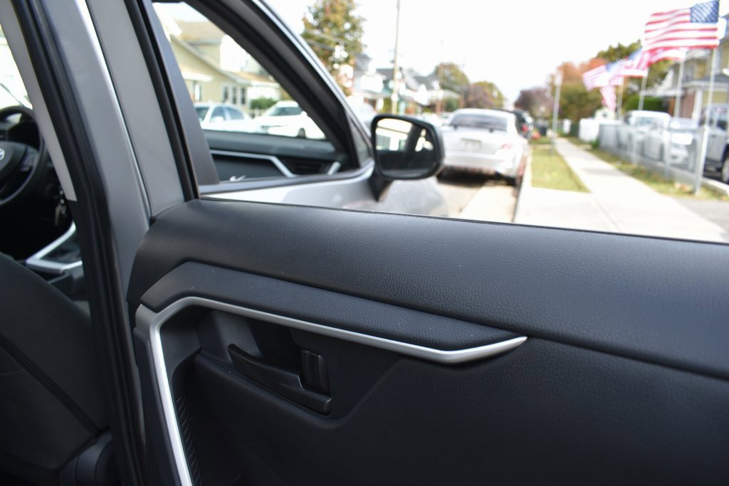 Used 2025 Toyota RAV4 LE image 28