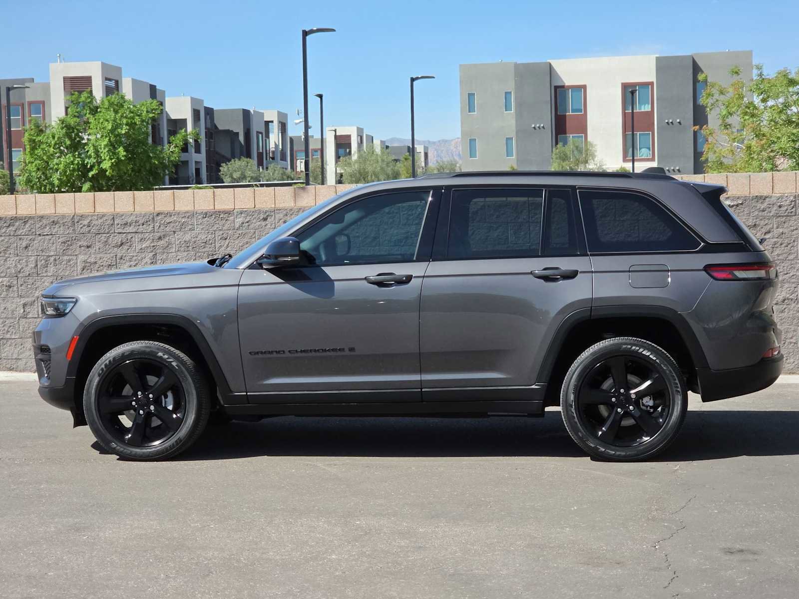Used 2023 Jeep Grand Cherokee Altitude image 6
