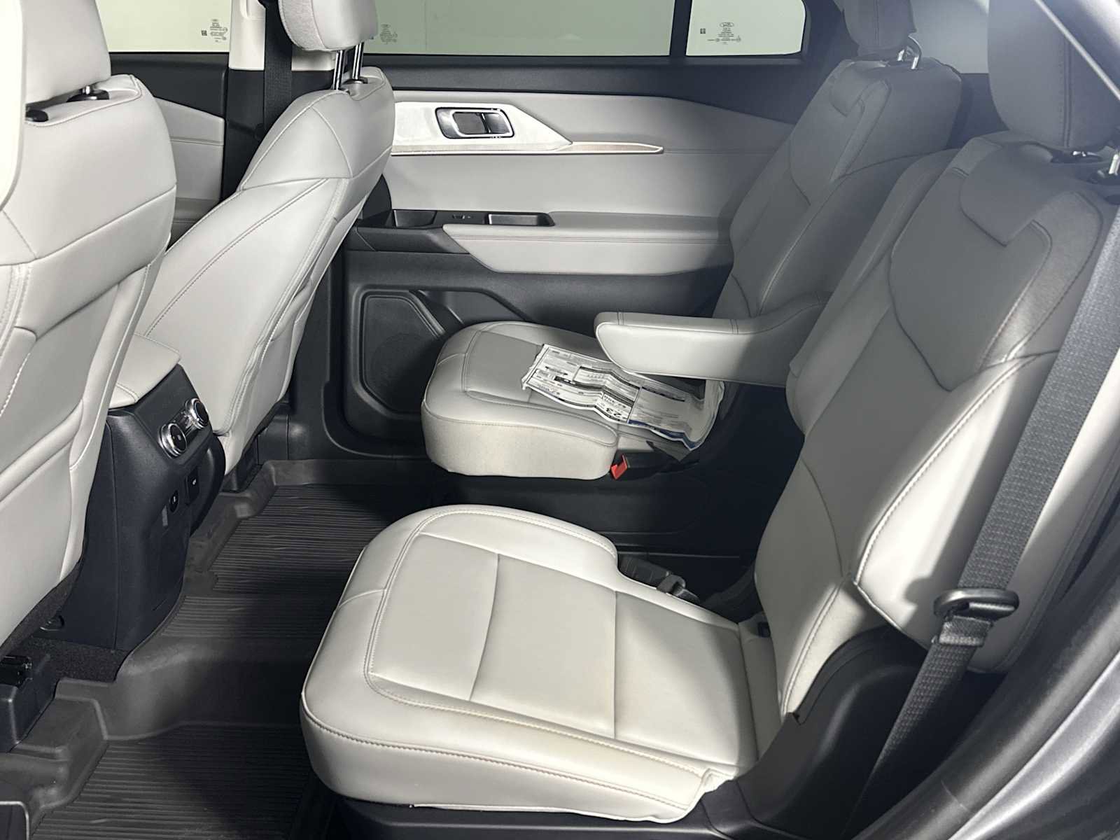 Used 2025 Ford Explorer Active w/ Active Comfort Package RWD image 23