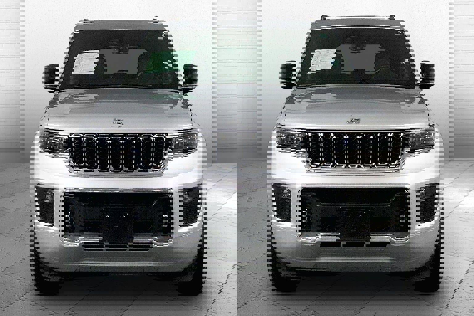 Used 2022 Jeep Grand Cherokee Overland w/ Luxury Tech Group IV image 2