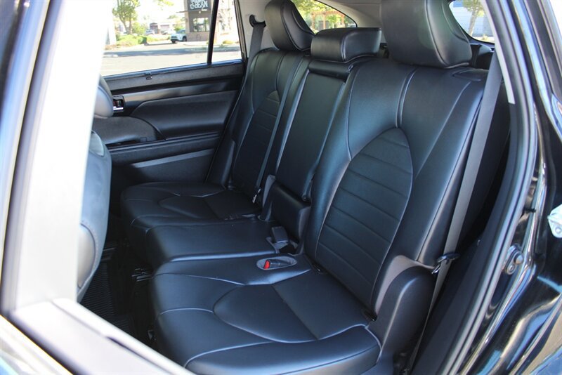 Used 2021 Toyota Highlander XLE AWD/4WD image 19