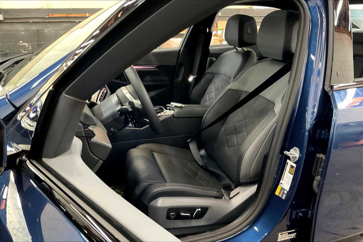 Used 2025 BMW i5 xDrive40 w/ Executive Package image 28