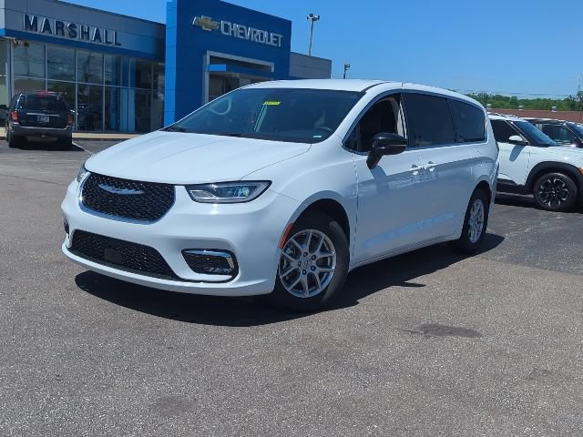 Used 2024 Chrysler Pacifica Touring-L FWD image 3
