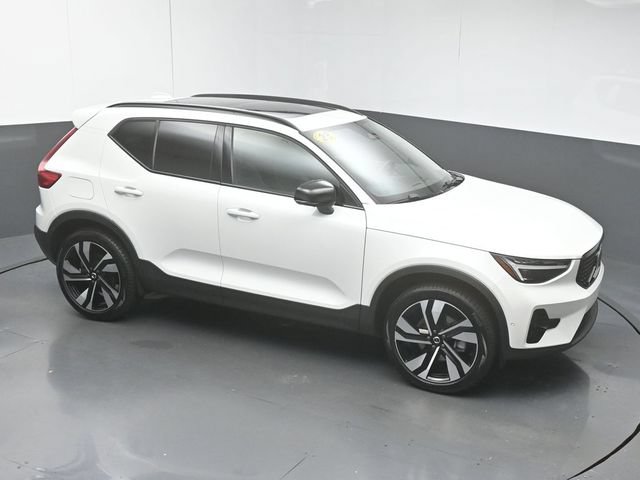 Certified 2025 Volvo XC40 B5 Ultra AWD/4WD image 42