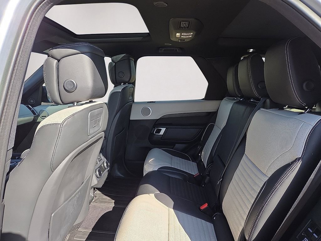 Used 2023 Land Rover Discovery Metropolitan Edition AWD/4WD image 18