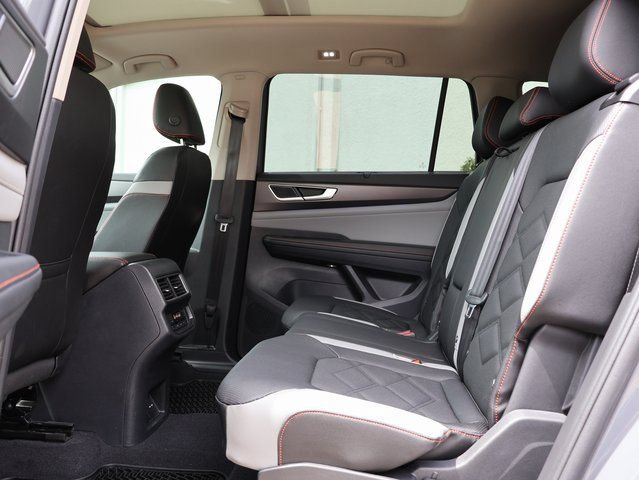 Used 2025 Volkswagen Atlas Peak Edition SE AWD/4WD image 17