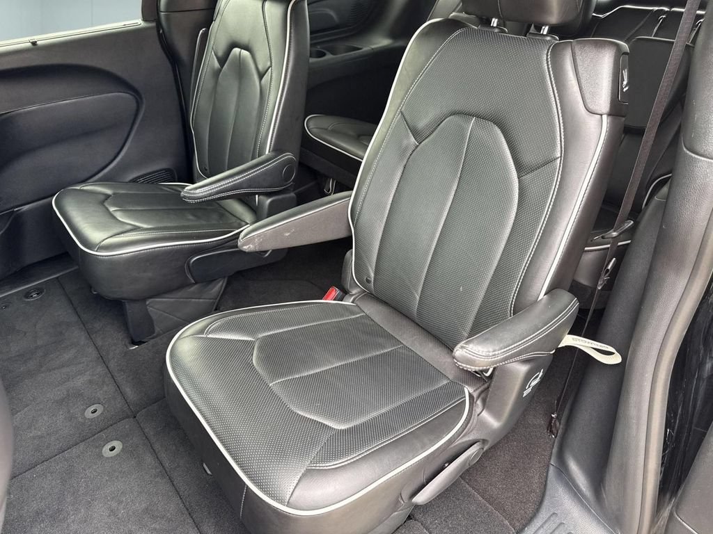 Used 2025 Chrysler Pacifica Limited FWD image 27