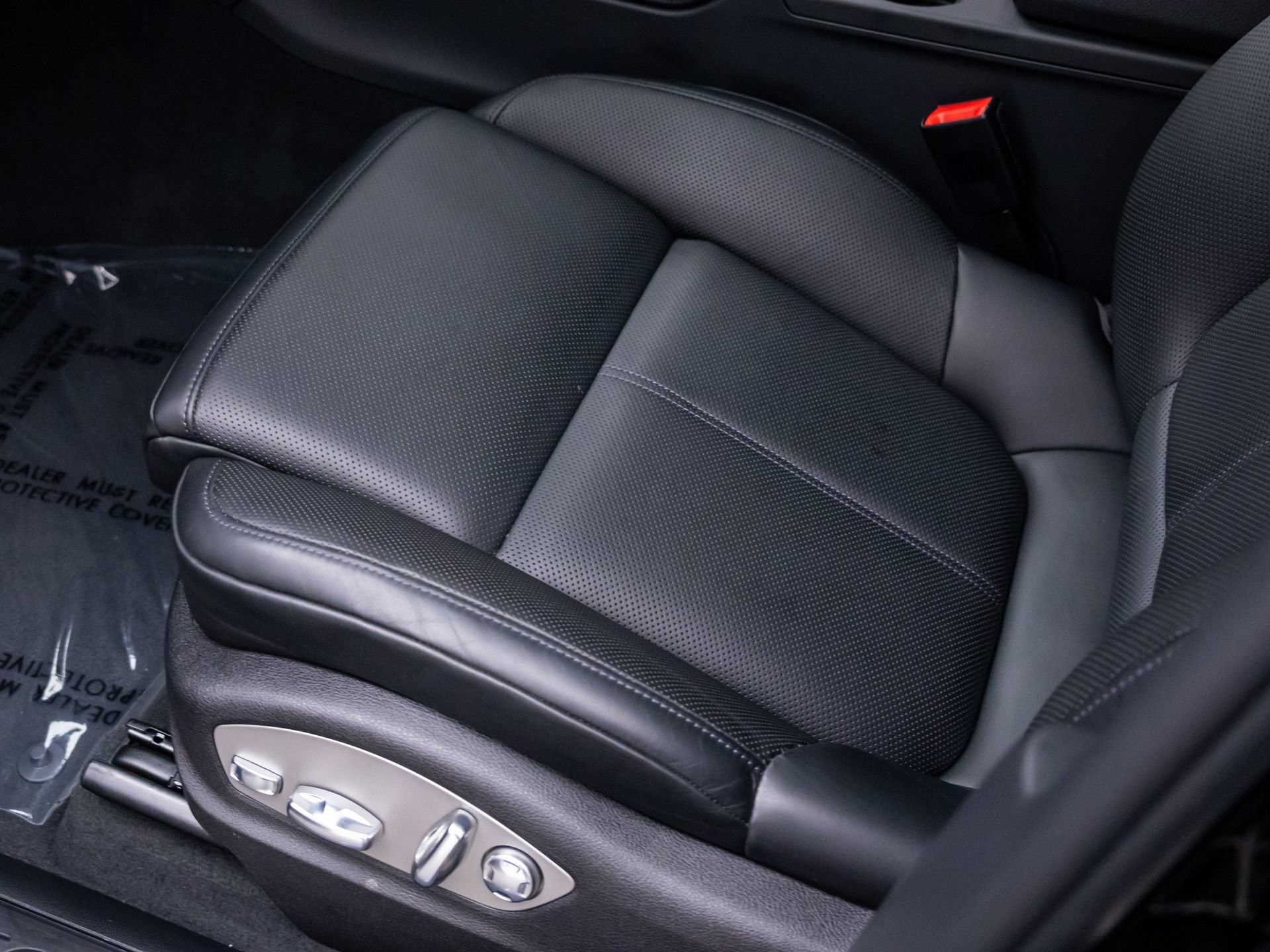 Certified 2025 Porsche Macan AWD/4WD image 15