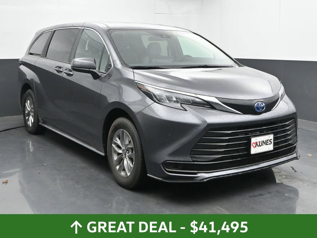 Used 2025 Toyota Sienna LE image 4