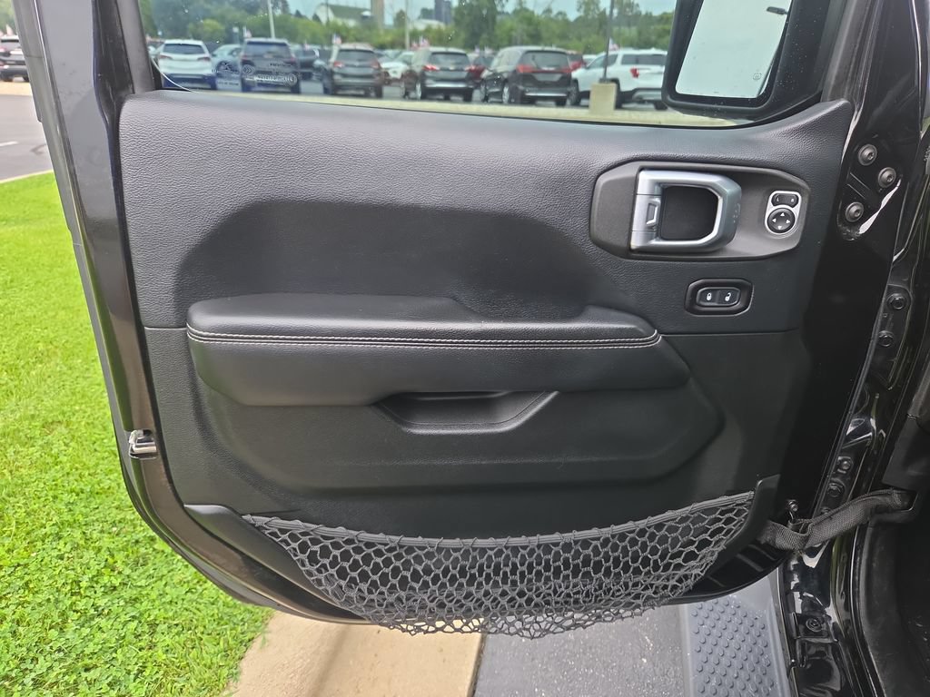 Used 2018 Jeep Wrangler Unlimited Sahara w/ Cold Weather Group AWD/4WD image 28