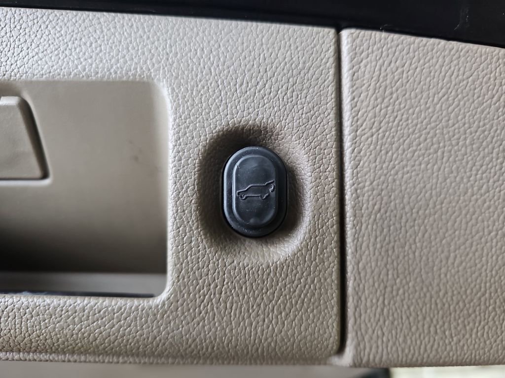 Used 2018 Chevrolet Suburban LT w/ Luxury Package image 14