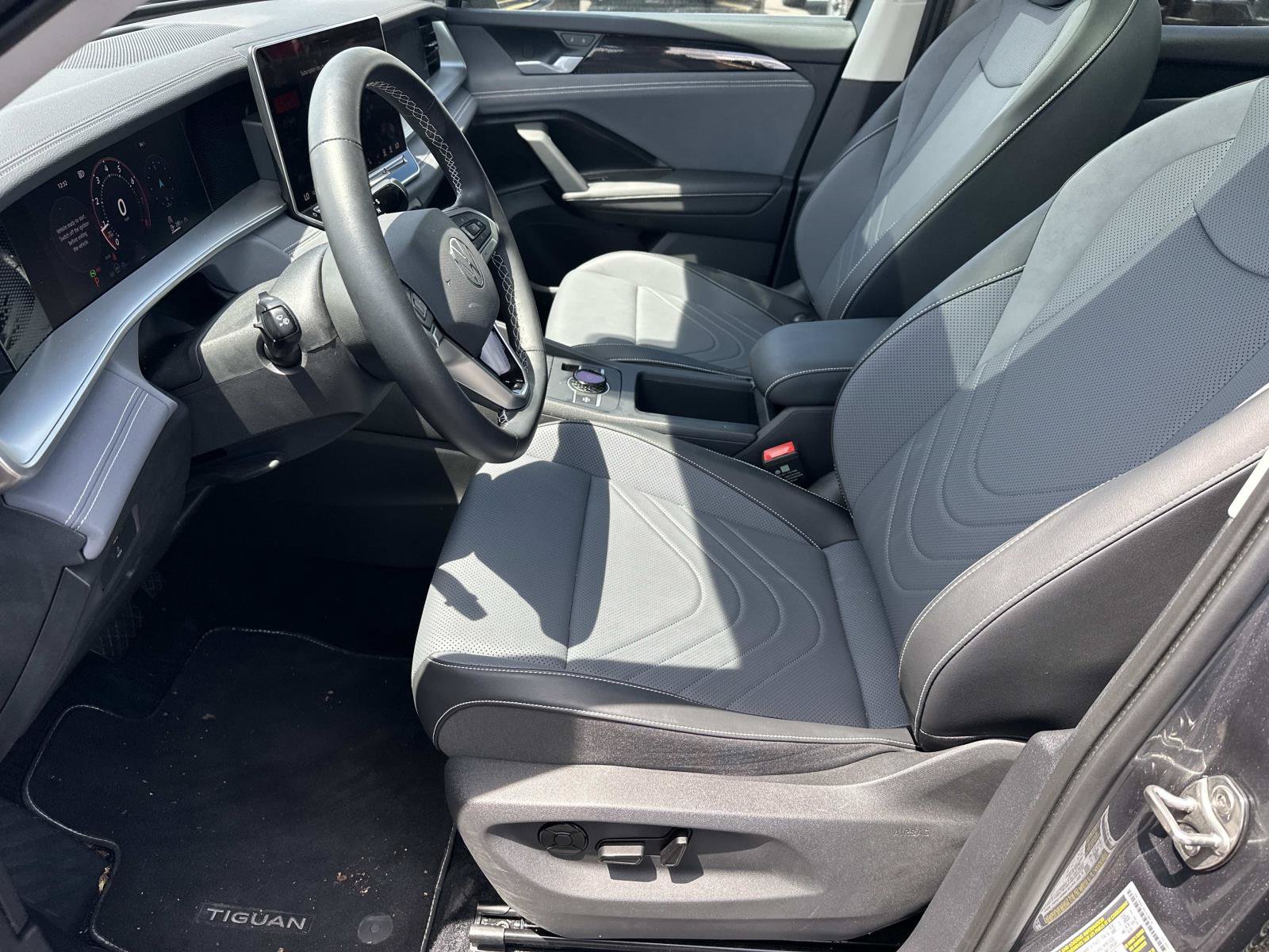 Used 2025 Volkswagen Tiguan SE w/ Panoramic Sunroof Package AWD/4WD image 18