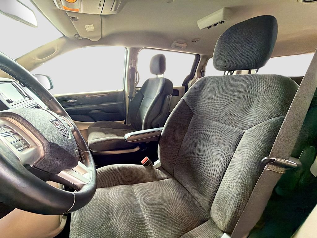 Used 2018 Dodge Grand Caravan SE w/ UConnect Hands-Free Group image 21